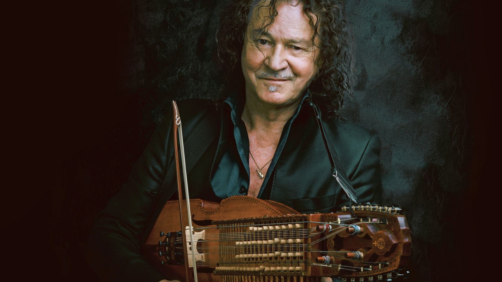 „Ich hatte das Ding umhängen und es war furchtbar“, sagt Thomas Roth über seine ersten Erfahrungen mit der  Nyckelharpa.Foto: Stefan Heilemann