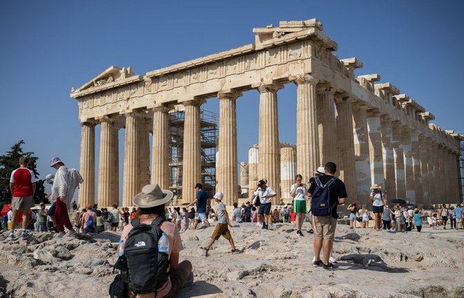 Die Akropolis in Athen hat wegen der Hitze zeitweise geschlossen.<span class='image-autor'>Foto: Angelos Tzortzinis/dpa</span>