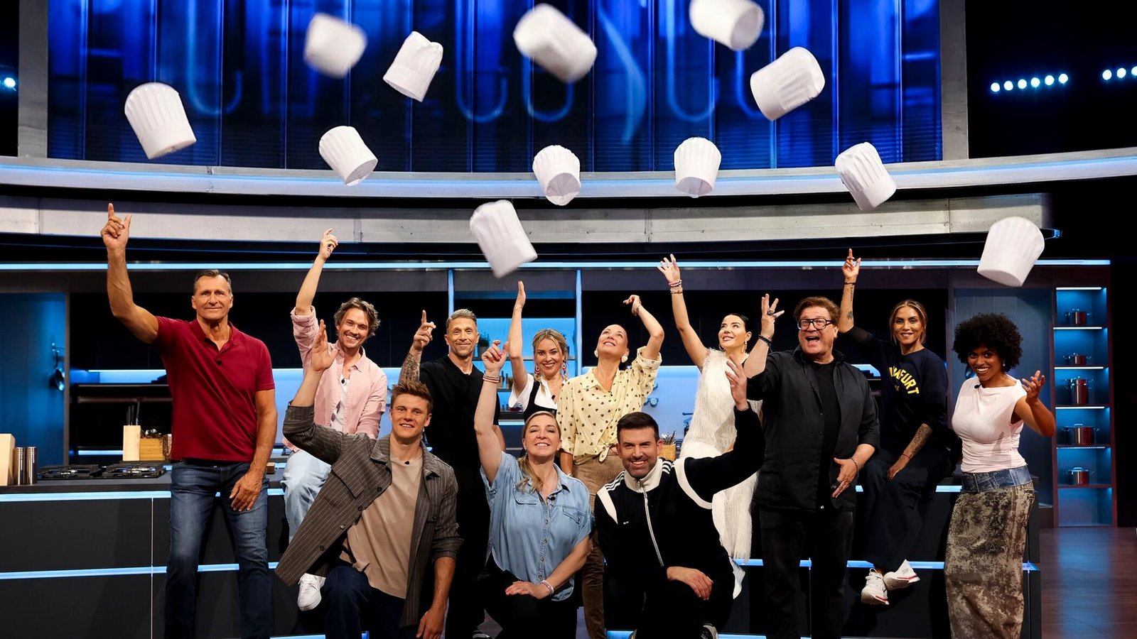 Von links: Lars Riedel; Christopher Kohn; Simon Zachenhuber; Florian Ambrosius; Anni Friesinger-Postma; Laura Osswald; Simone Ballack; Jay Khan; Leyla Heiter; Francis Fulton-Smith; Sabrina Setlur; Aminata BelliFoto: Joyn /Benedikt Müller Von links: Lars Riedel; Christopher Kohn; Simon Zachenhuber; Florian Ambrosius; Anni Friesinger-Postma; Laura Osswald; Simone Ballack; Jay Khan; Leyla Heiter; Francis Fulton-Smith; Sabrina Setlur; Aminata BelliFoto: Joyn /Benedikt Müller