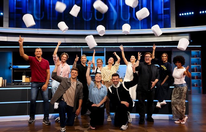 Von links: Lars Riedel; Christopher Kohn; Simon Zachenhuber; Florian Ambrosius; Anni Friesinger-Postma; Laura Osswald; Simone Ballack; Jay Khan; Leyla Heiter; Francis Fulton-Smith; Sabrina Setlur; Aminata Belli<span class='image-autor'>Foto: Joyn /Benedikt Müller</span>