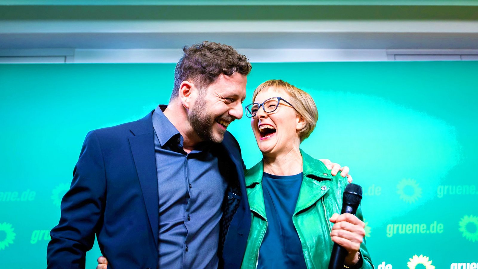 Franziska Brantner (rechts)und Felix Banaszak, die Bundesvorsitzenden von Bündnis 90/Die Grünen, in der  ParteizentraleFoto: dpa/Christoph Soeder