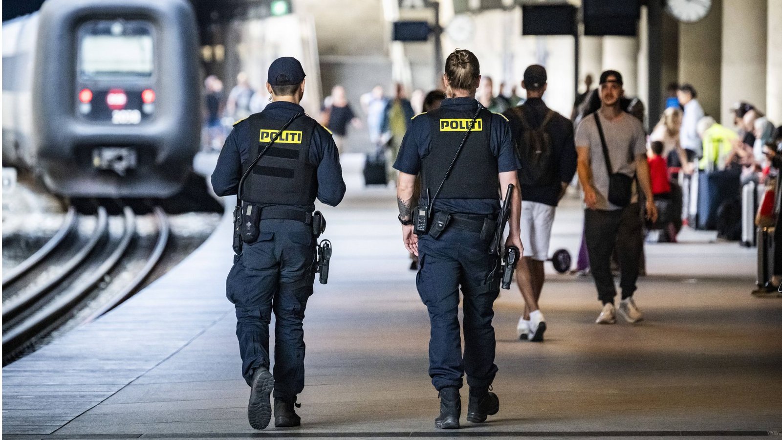 Verschärfte Kontrollen, nicht nur an der Grenze: Polizeistreife  auf einem dänischen Bahnhof.Foto: imago/Johan Nilsson
