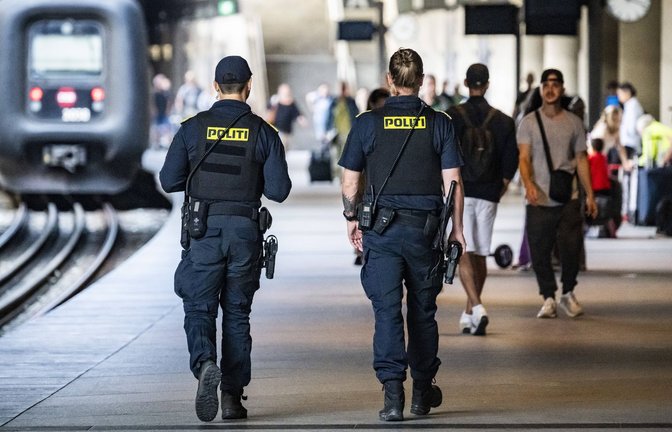 Verschärfte Kontrollen, nicht nur an der Grenze: Polizeistreife  auf einem dänischen Bahnhof.<span class='image-autor'>Foto: imago/Johan Nilsson</span>