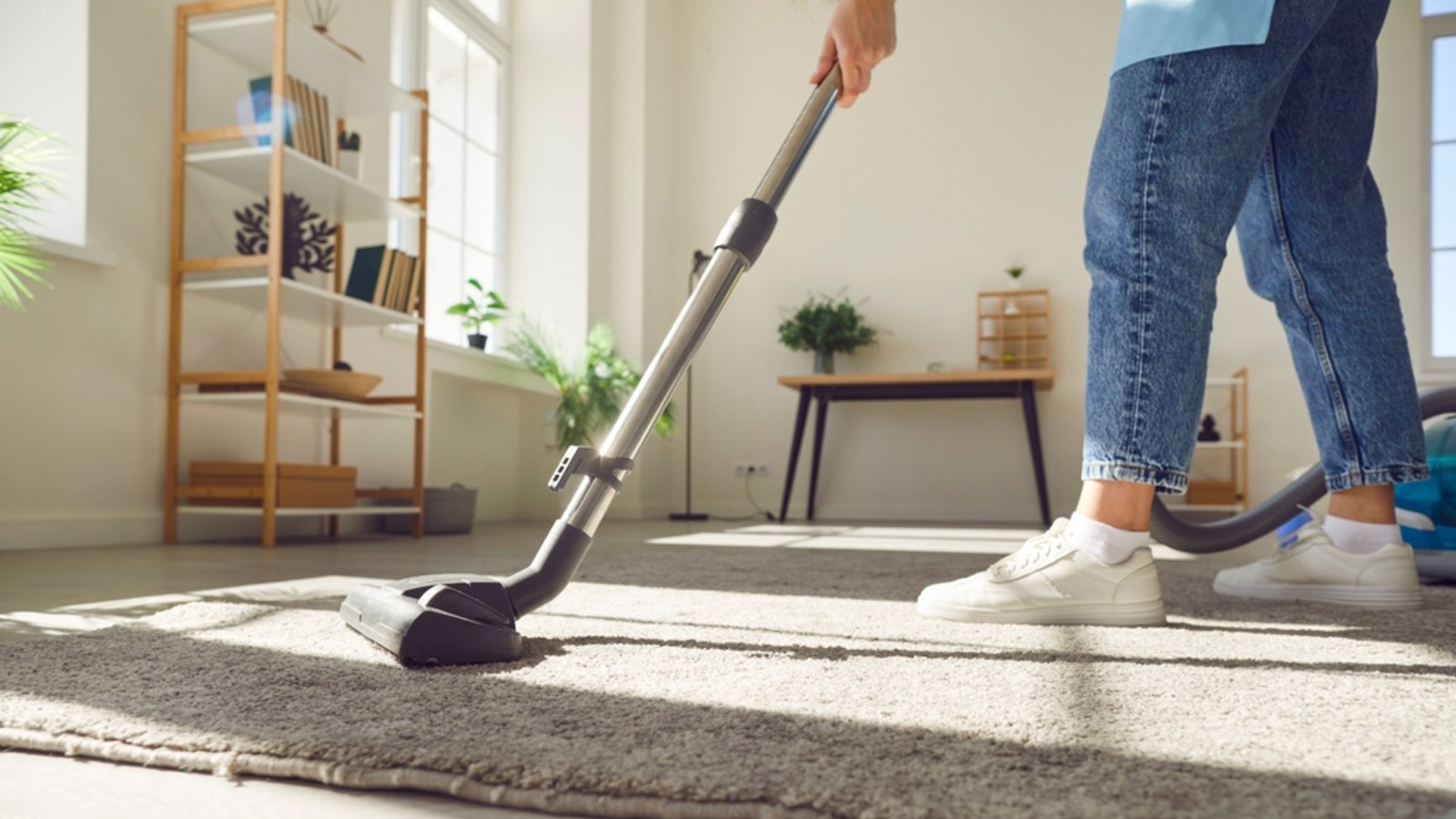 Diese Dinge sollte man beachten, wenn man morgens staubsaugen will. Alles Wichtige zu den Ruhezeiten.Foto: Studio Romantic / Shutterstock.com Diese Dinge sollte man beachten, wenn man morgens staubsaugen will. Alles Wichtige zu den Ruhezeiten.Foto: Studio Romantic / Shutterstock.com
