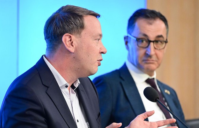 Ministerpräsident Cem Özdemir (rechts) und Gesundheitsminister Oliver Hildenbrand<span class='image-autor'>Foto: Bernd Weißbrod/dpa/Bernd Weißbrod</span>