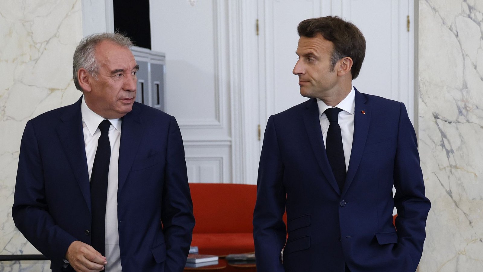 Frankreichs Premierminister Francois Bayrou (li.) und der französische Präsident Emmanuel MacronFoto: dpa/Ludovic Marin Frankreichs Premierminister Francois Bayrou (li.) und der französische Präsident Emmanuel MacronFoto: dpa/Ludovic Marin