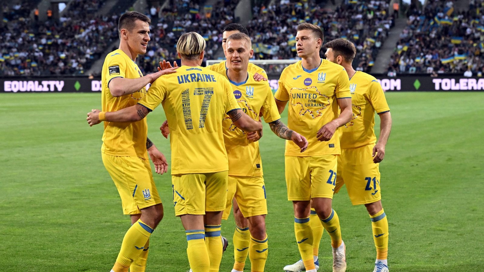 Die ukrainischen Spieler feiern das 1:0 gegen Borussia Mönchengladbach.Foto: Federico Gambarini/dpa