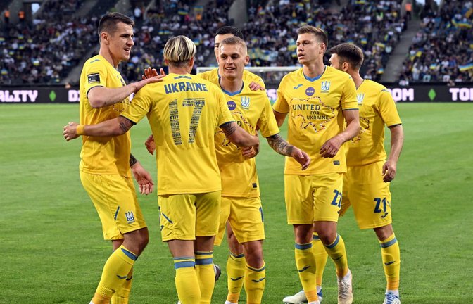 Die ukrainischen Spieler feiern das 1:0 gegen Borussia Mönchengladbach.<span class='image-autor'>Foto: Federico Gambarini/dpa</span>