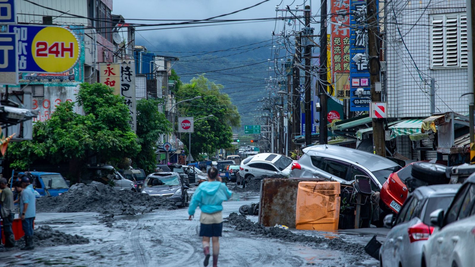 In Taiwan lief ein Staudamm über, was zu schweren Schäden und Todesopfern führte.Foto: Cheng-Chia Huang/ZUMA Press Wire/dpa
