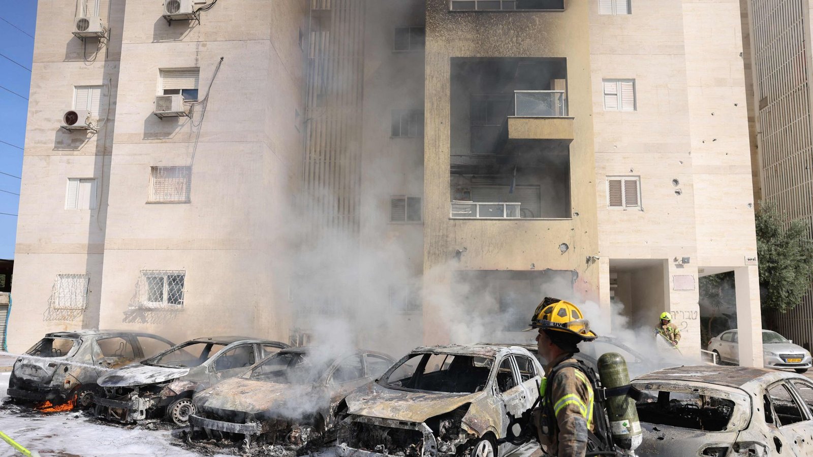 Nach dem Angriff ausgebrannte Autos in der israelischen Stadt Ashkelon.Foto: AFP/AHMAD GHARABLI Nach dem Angriff ausgebrannte Autos in der israelischen Stadt Ashkelon.Foto: AFP/AHMAD GHARABLI