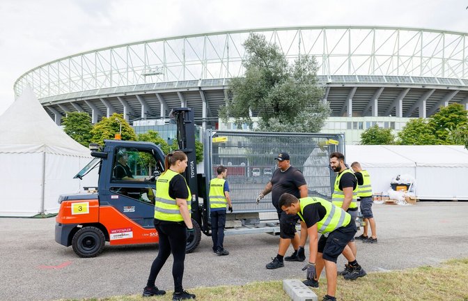 An Stelle von Taylor Swift arbeiten die Abbau-Trupps um das Stadion in Wien.<span class='image-autor'>Foto: dpa/Florian Wieser</span>