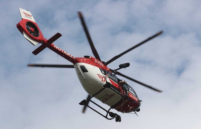 Zur Versorgung der Verletzten war auch ein Hubschrauber auf der Autobahn. (Symbolbild)<span class='image-autor'>Foto: dpa/Bodo Schackow</span>