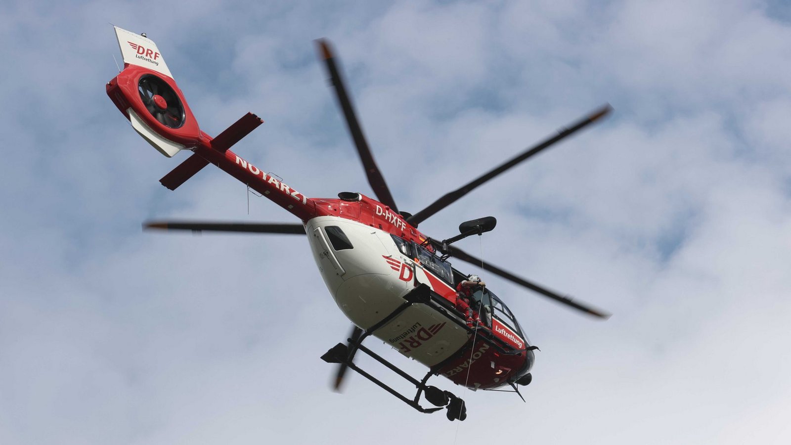 Zur Versorgung der Verletzten war auch ein Hubschrauber auf der Autobahn. (Symbolbild)Foto: dpa/Bodo Schackow