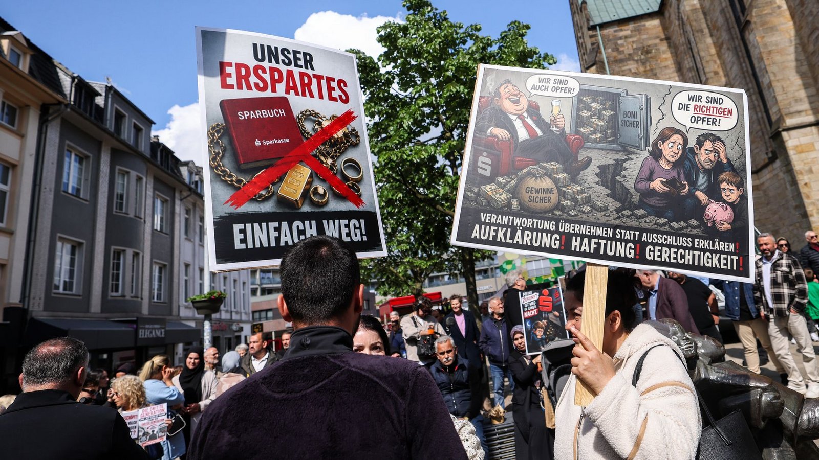 Rechtsstreitigkeiten zwischen Geschädigten und Sparkasse dürften sich lange hinziehen. (Archivbild)Foto: Christoph Reichwein/dpa