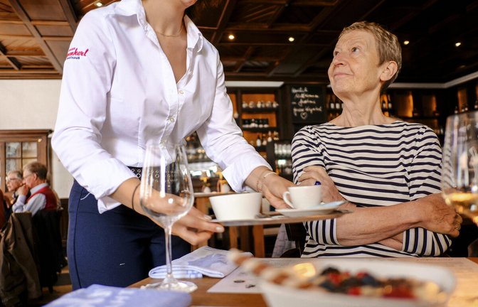 Ein Gast findet das Essen lecker, ärgert sich aber über die Wartezeit und vergibt nur einen Stern – ist das gerechtfertigt?<span class='image-autor'>Foto: imago/Kneffel</span>