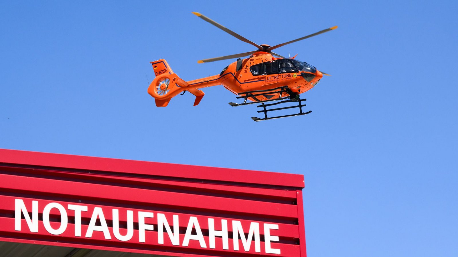 Der Junge wurde mit dem Hubschrauber in eine Klinik geflogen (Symbolbild).Foto: dpa/Julian Stratenschulte Der Junge wurde mit dem Hubschrauber in eine Klinik geflogen (Symbolbild).Foto: dpa/Julian Stratenschulte