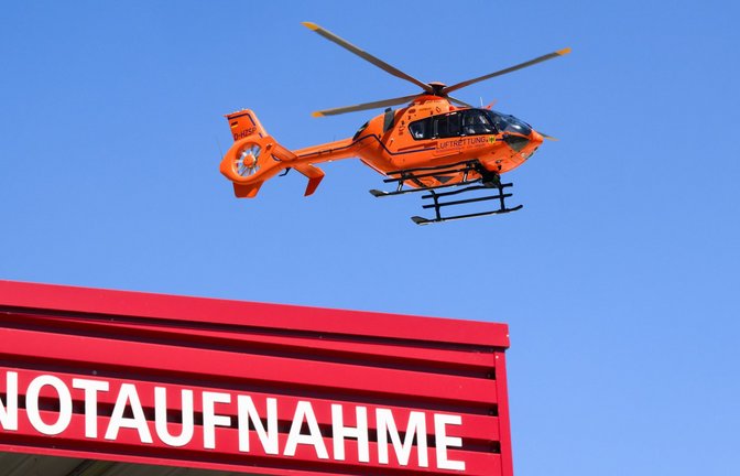 Der Junge wurde   mit dem Hubschrauber in eine Klinik geflogen (Symbolbild).<span class='image-autor'>Foto: dpa/Julian Stratenschulte</span>