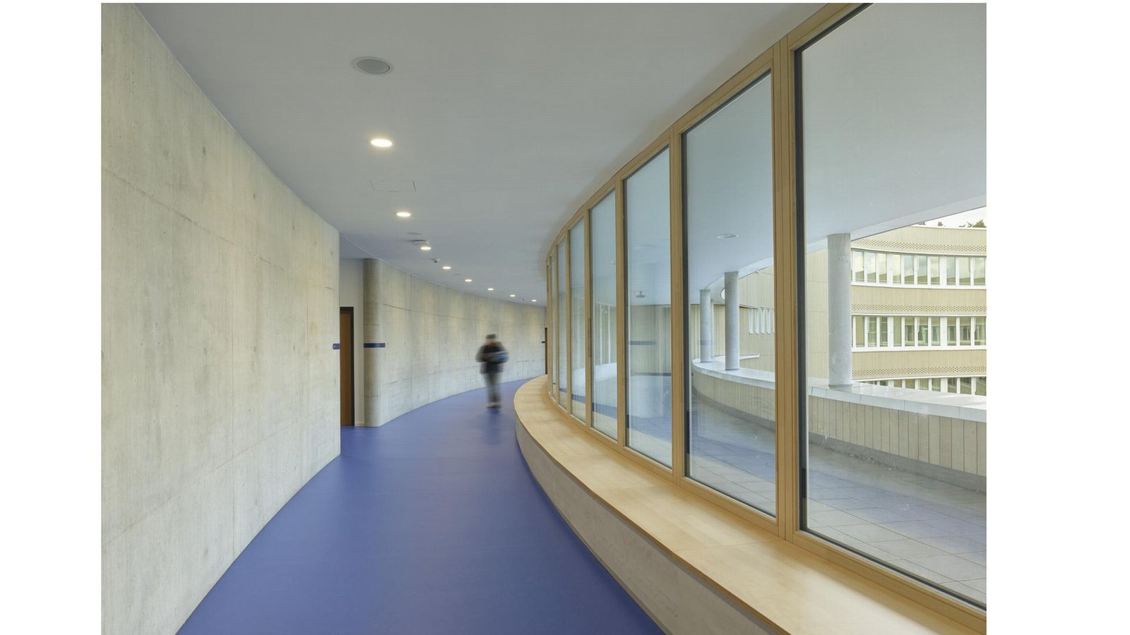 Blick ins Innere. Der Neubau von LRO erfüllt die Kriterien für eine Platin-Zertifizierung der Deutschen Gesellschaft für Nachhaltiges Bauen (DGNB).Foto: Roland Halbe