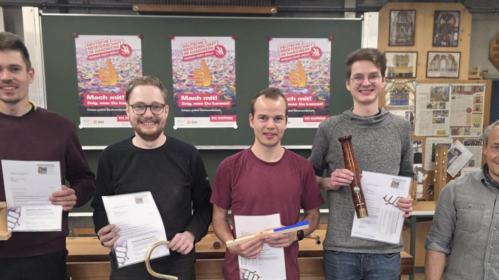 Die ersten Bundessieger in Ludwigsburg (von links): Johannes Bernhard Oechsle (Orgelbau), Lars Dietrich (Metallblasinstrumentenbau), Jurek Roth (Klavier- und Cembalobau), Yannik Kück (Holzblasinstrumentenbau), Aaron Max Tengler (Innungsobermeister Baden-Württemberg). Foto: p