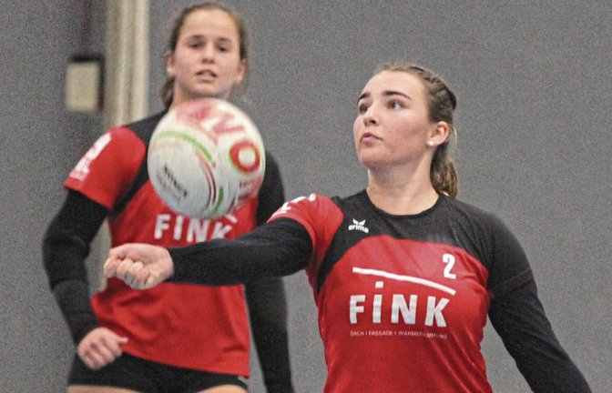 Auf das Können von Lea Schmidt (rechts) beim Zuspiel wird es auch beim Spieltag in Langen ankommen. Eva Winkler sichert im Hintergrund ab. Foto: Nachreiner