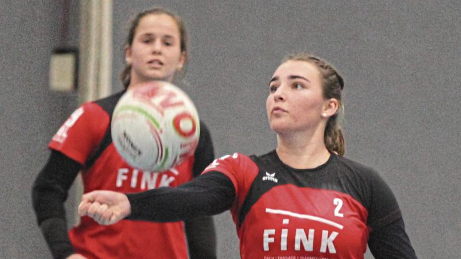 Auf das Können von Lea Schmidt (rechts) beim Zuspiel wird es auch beim Spieltag in Langen ankommen. Eva Winkler sichert im Hintergrund ab. Foto: Nachreiner