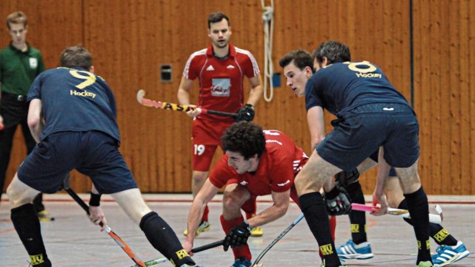 Michael Straub (Mitte) und der Bietigheimer HTC blieben auch im vierten Saisonspiel in der 1. Hockey-Verbandsliga ohne Punktverlust. Foto: privat Michael Straub (Mitte) und der Bietigheimer HTC blieben auch im vierten Saisonspiel in der 1. Hockey-Verbandsliga ohne Punktverlust. Foto: privat