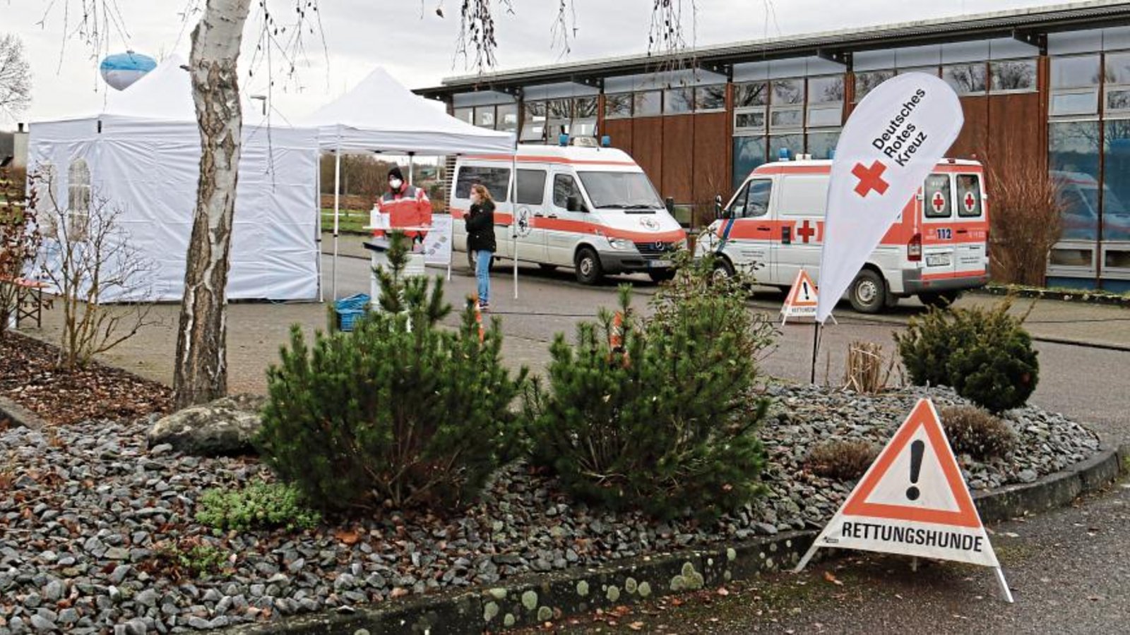 Die Teststation bei der Gymnastikhalle bei der Drive-In Aktion des DRK in Sersheim. Mit dabei sind auch Helfer von der Rettungshundestaffel. Die Teststation bei der Gymnastikhalle bei der Drive-In Aktion des DRK in Sersheim. Mit dabei sind auch Helfer von der Rettungshundestaffel.