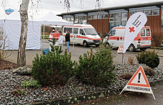 Die Teststation bei der Gymnastikhalle bei der Drive-In Aktion des DRK in Sersheim. Mit dabei sind auch Helfer von der Rettungshundestaffel.
