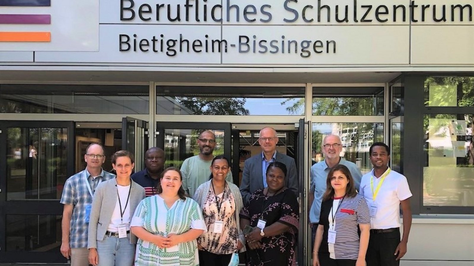 Schulleiter Stefan Ranzinger (hinten in der Mitte) hat die Gäste am BSZ empfangen. Foto: p Schulleiter Stefan Ranzinger (hinten in der Mitte) hat die Gäste am BSZ empfangen. Foto: p