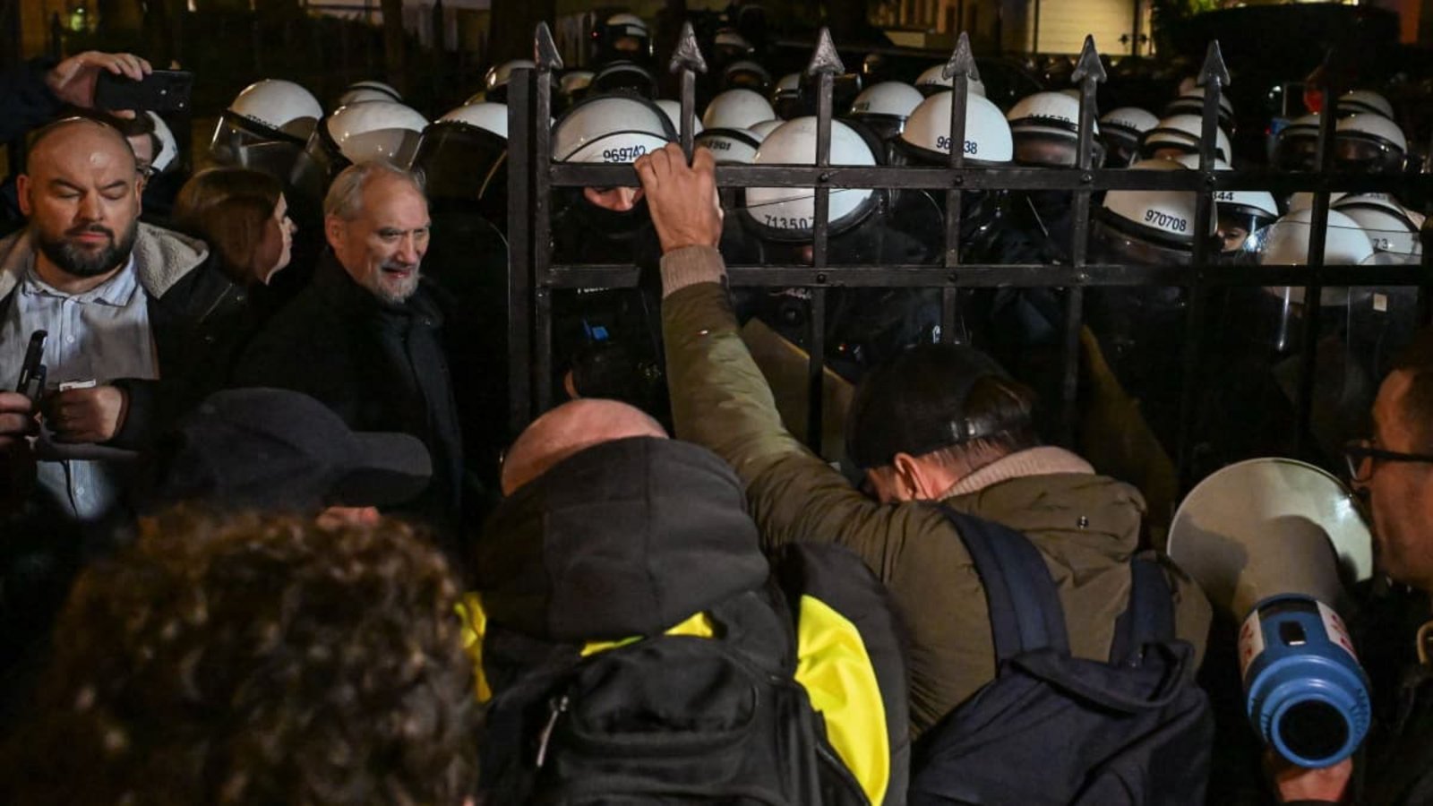 Bei einer Demonstration gegen das Vorgehen der Polizei vor dem Gelände des polnischen Verfassungsgerichts in Warschau ist es zu Zusammenstößen gekommen.Radek Pietruszka/PAP/dpa Bei einer Demonstration gegen das Vorgehen der Polizei vor dem Gelände des polnischen Verfassungsgerichts in Warschau ist es zu Zusammenstößen gekommen.Radek Pietruszka/PAP/dpa