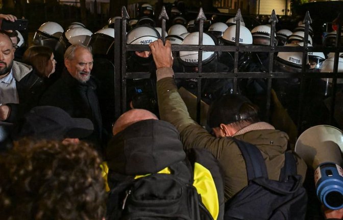 Bei einer Demonstration gegen das Vorgehen der Polizei vor dem Gelände des polnischen Verfassungsgerichts in Warschau ist es zu Zusammenstößen gekommen.<span class='image-autor'>Radek Pietruszka/PAP/dpa</span>