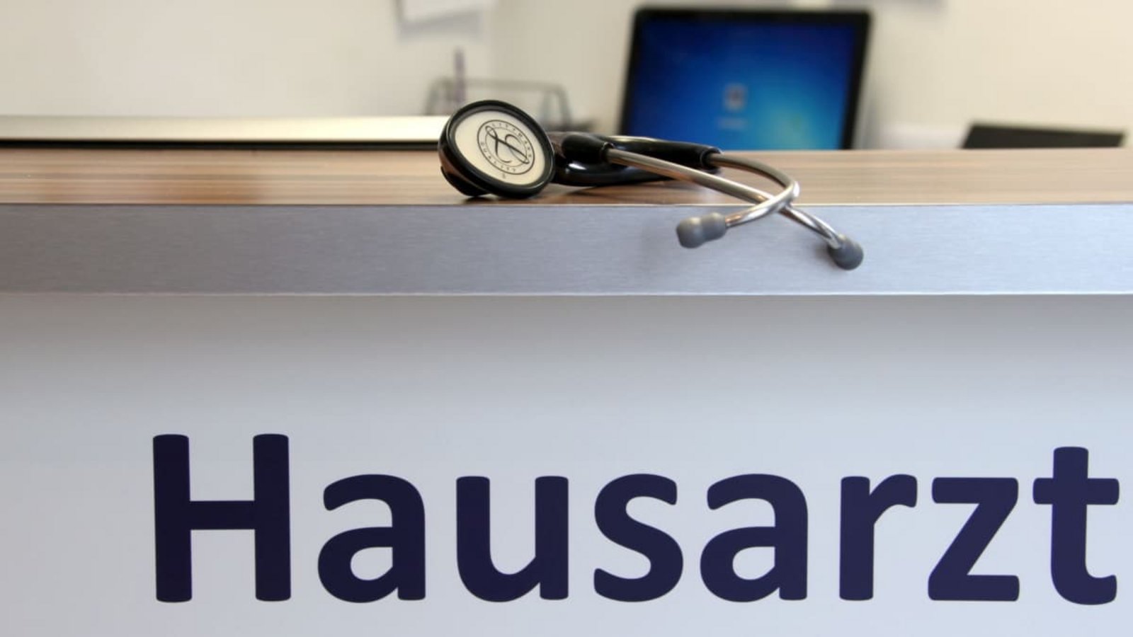 Ein Stethoskop liegt in der Praxis eines Hausarztes. Die Hausärzte appellieren an die Länder, das umstrittene Sparpaket für stabile Krankenkassenbeiträge zu stoppen.Stephan Jansen/dpa Ein Stethoskop liegt in der Praxis eines Hausarztes. Die Hausärzte appellieren an die Länder, das umstrittene Sparpaket für stabile Krankenkassenbeiträge zu stoppen.Stephan Jansen/dpa