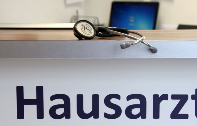 Ein Stethoskop liegt in der Praxis eines Hausarztes. Die Hausärzte appellieren an die Länder, das umstrittene Sparpaket für stabile Krankenkassenbeiträge zu stoppen.<span class='image-autor'>Stephan Jansen/dpa</span>