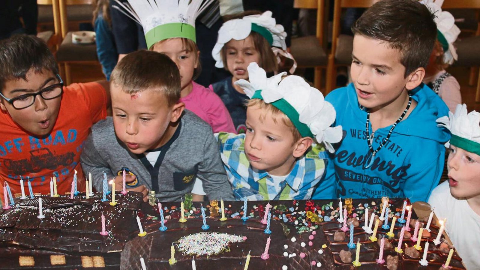 Zum 50-jährigen Bestehen des evangelischen Kindergartens Pusteblume in Kleinglattbach gab es am Samstagnachmittag eine große Geburtstagstorte. Die Kinder durften die Kerzen ausblasen. Fotos: Bögel Zum 50-jährigen Bestehen des evangelischen Kindergartens Pusteblume in Kleinglattbach gab es am Samstagnachmittag eine große Geburtstagstorte. Die Kinder durften die Kerzen ausblasen. Fotos: Bögel