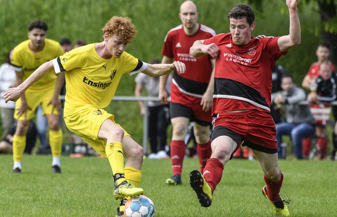 Der TSV Ensingen (links Kevin Steinl, angegriffen von Patrick Beisser) hat den TSV Großglattbach klar mit 5:1 geschlagen. <span class='image-autor'>Foto: Leitner</span>