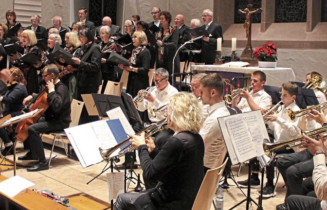 Bei der Zugabe in der Mauritiuskirche sind die Musiker beider Formationen gemeinsam im Einsatz.  Foto: Pfisterer