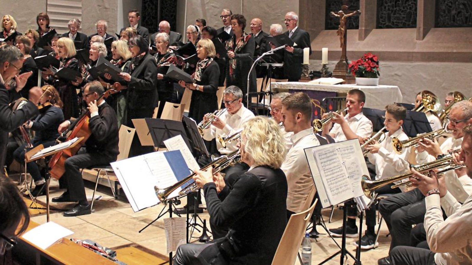 Bei der Zugabe in der Mauritiuskirche sind die Musiker beider Formationen gemeinsam im Einsatz. Foto: Pfisterer Bei der Zugabe in der Mauritiuskirche sind die Musiker beider Formationen gemeinsam im Einsatz. Foto: Pfisterer