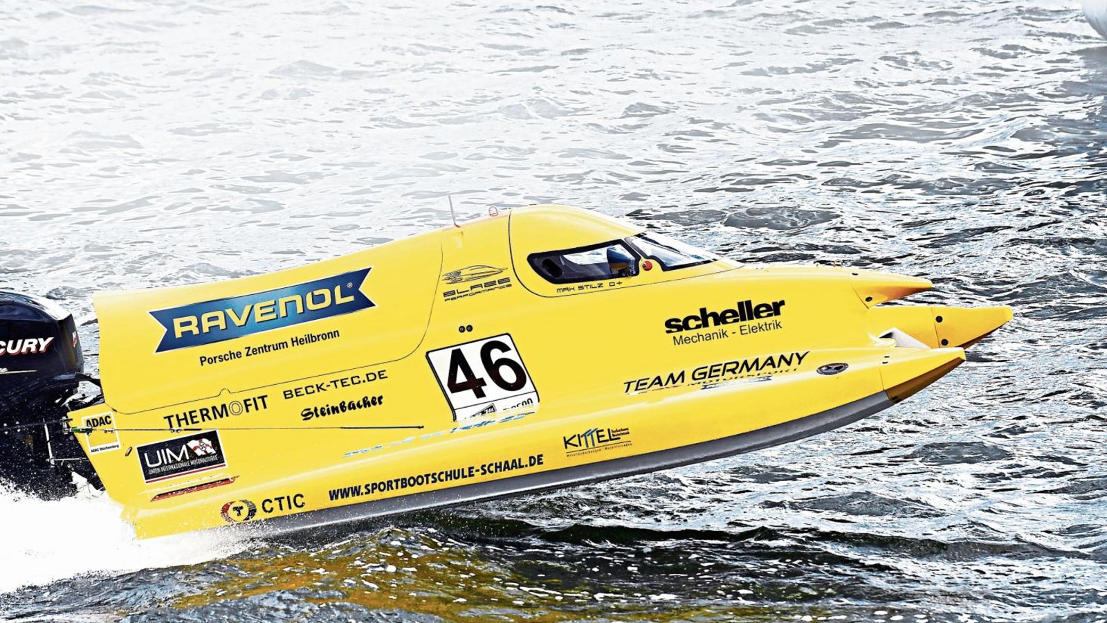 Wenn sich das Wasser in eine Rennstrecke verwandelt: Maximilian Stilz rast mit seinem neuen Formel-4-Boot mit bis zu 130 Kilometern pro Stunde über die Themse in London. Foto: Ubertone, Palfrader