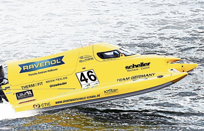 Wenn sich das Wasser in eine Rennstrecke verwandelt: Maximilian Stilz rast mit seinem neuen Formel-4-Boot mit bis zu 130 Kilometern pro Stunde über die Themse in London. Foto: Ubertone, Palfrader