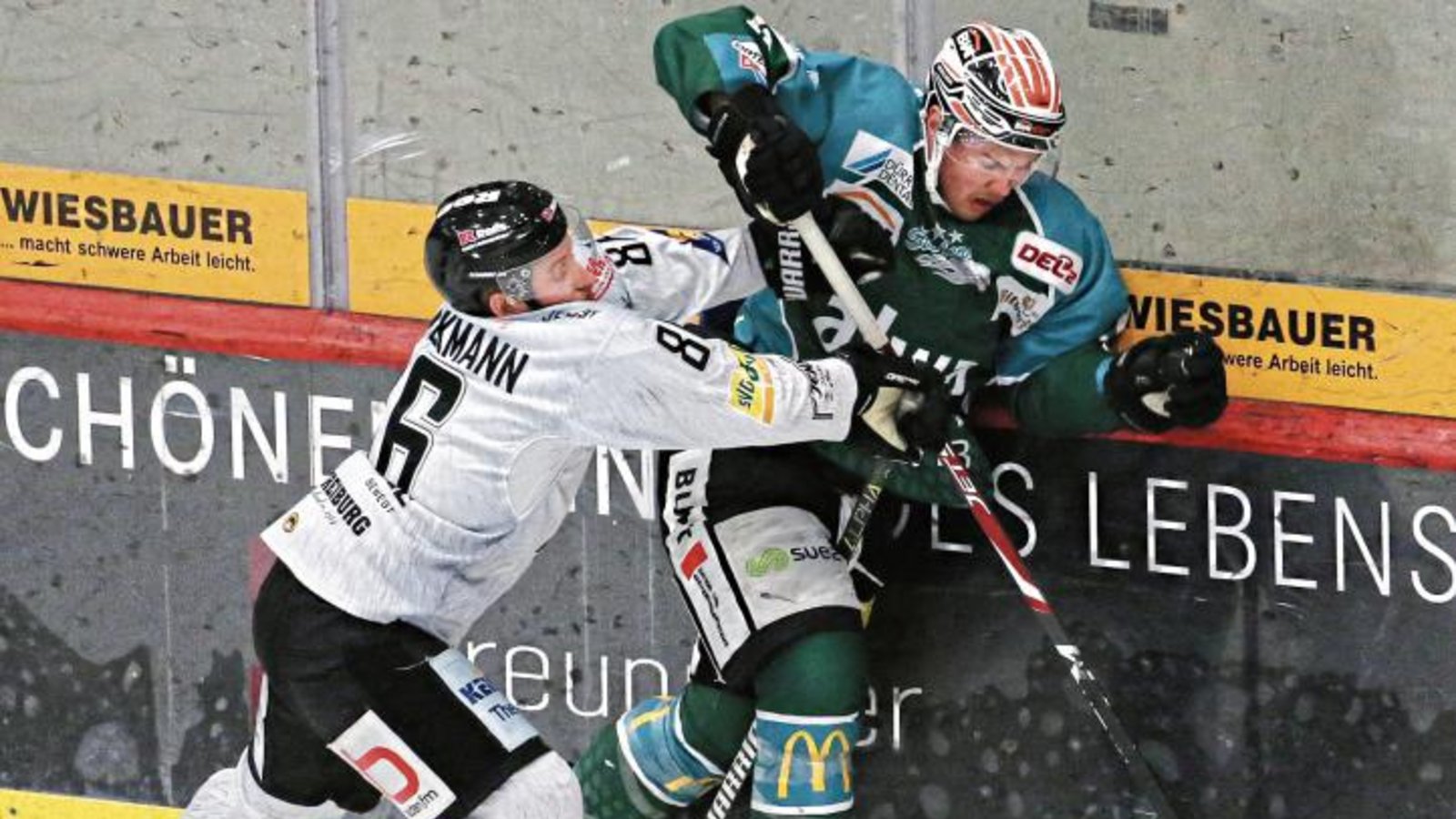 Brett Breitkreuz (rechts) ist der einzige Kontingentspieler bei den Bietigheim Steelers, der auch für die neue Saison noch einen Vertrag besitzt. Foto: Baumann