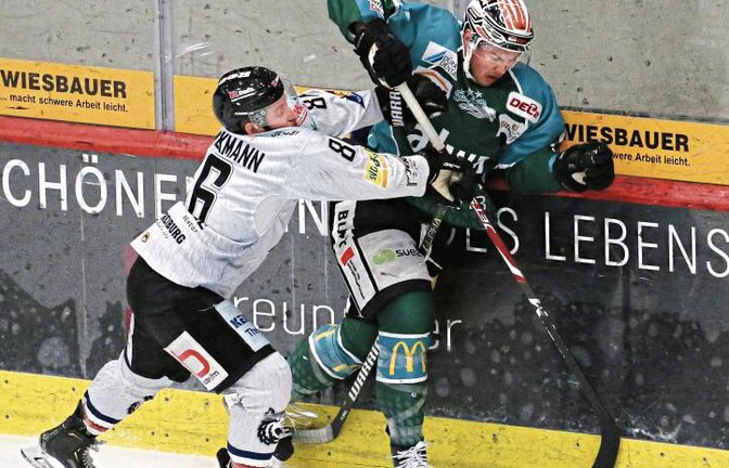 Brett Breitkreuz (rechts) ist der einzige Kontingentspieler bei den Bietigheim Steelers, der auch für die neue Saison noch einen Vertrag besitzt. Foto: Baumann