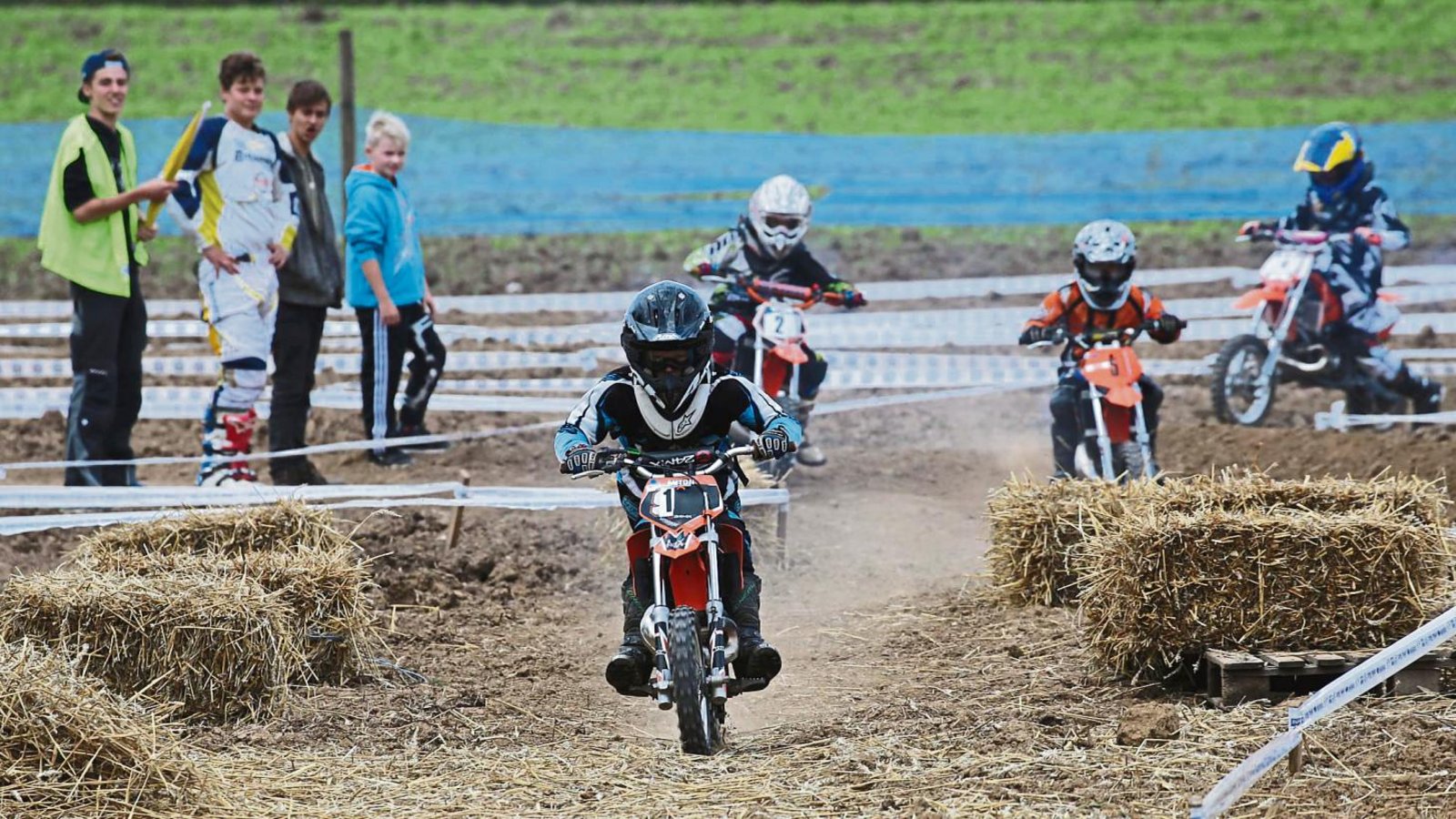 Das Stoppelacker-Motorcross in Sersheim ist auch eine Attraktion für Jugendliche. In der 50-Kubikzentimer-Klasse fuhr der Vaihinger Anton Ronneburger (vorne) auf den zweiten Platz.   Fotos: Küppers