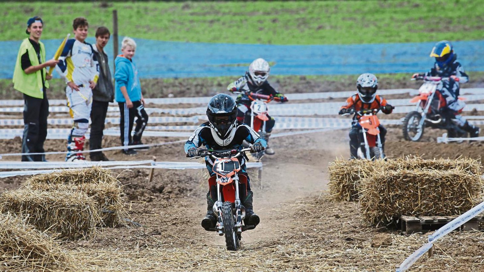 Das Stoppelacker-Motorcross in Sersheim ist auch eine Attraktion für Jugendliche. In der 50-Kubikzentimer-Klasse fuhr der Vaihinger Anton Ronneburger (vorne) auf den zweiten Platz. Fotos: Küppers Das Stoppelacker-Motorcross in Sersheim ist auch eine Attraktion für Jugendliche. In der 50-Kubikzentimer-Klasse fuhr der Vaihinger Anton Ronneburger (vorne) auf den zweiten Platz. Fotos: Küppers