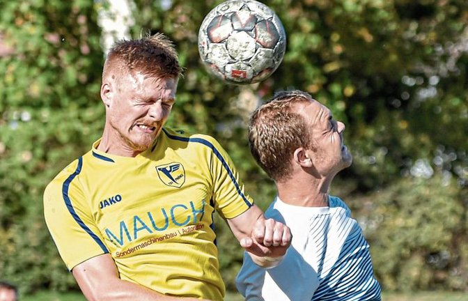 Matthias Stotz (links) behauptet gegen Häfnerhaslachs Pascal Hirsch die Lufthoheit. Foto: Leitner