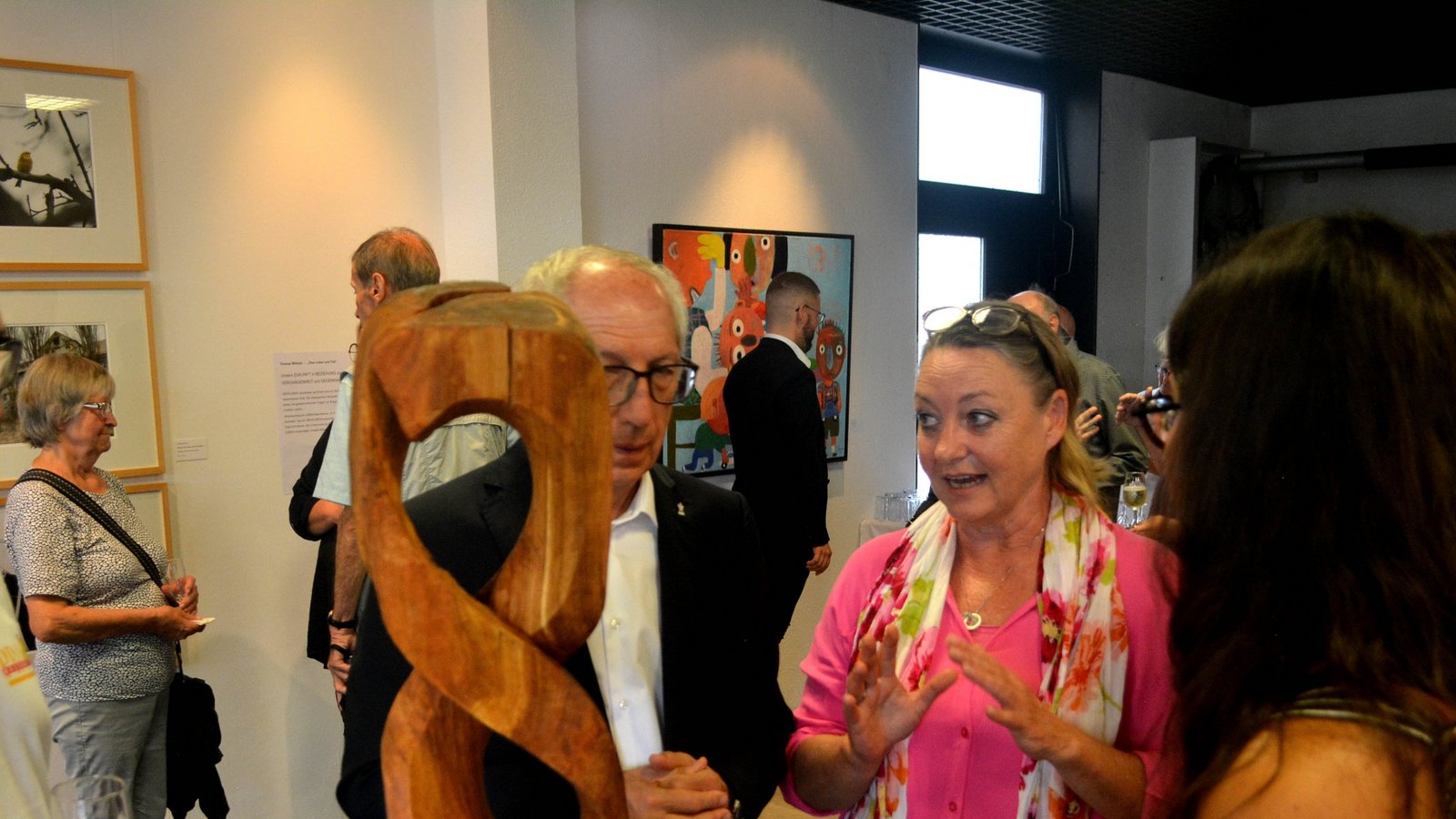 Gäste aus Bassano reden mit Künstlerin Susanne Bosselmann (Mitte).