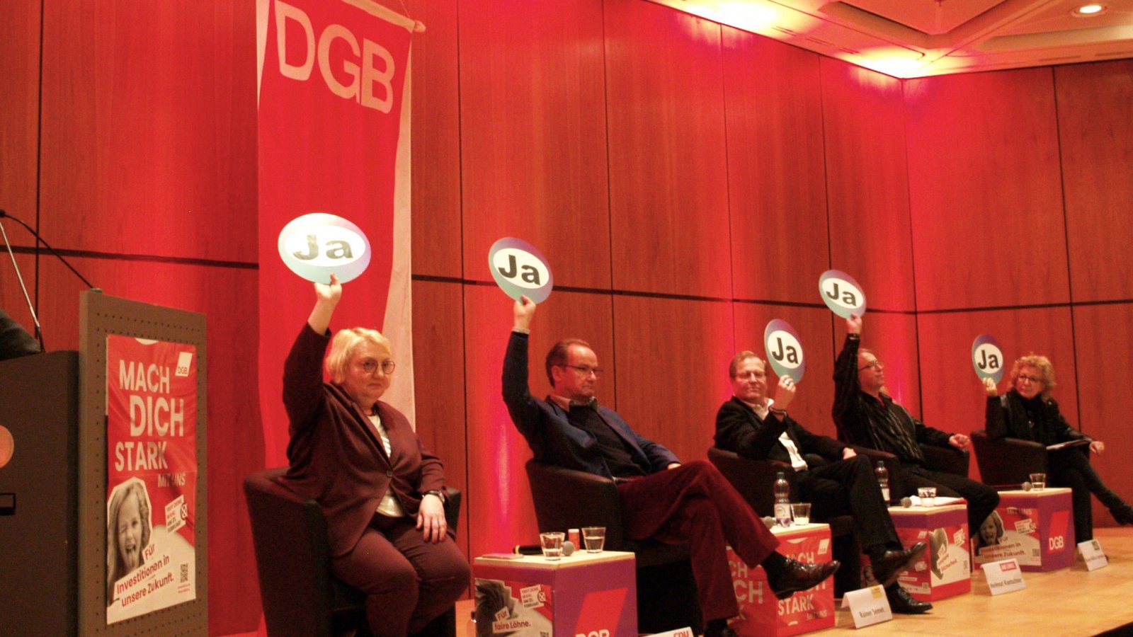 Zumindest in dieser Szene besteht Einigkeit bei den Bundestagskandidatinnen und -kandidaten des Wahlkreises Pforzheim (von links): Katja Mast (SPD), Gunther Krichbaum (CDU), Rainer Semet (FDP), Helmut Kuntschner (Linke) und Beate Müller-Gemmeke (Grüne). Am Pult steht Holger Egger, der das Thema „Daseinsvorsorge und Gerechtigkeit“ moderiert.  Foto: Filitz