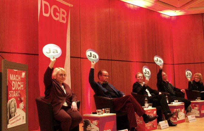 Zumindest in dieser Szene besteht Einigkeit bei den Bundestagskandidatinnen und -kandidaten des Wahlkreises Pforzheim (von links): Katja Mast (SPD), Gunther Krichbaum (CDU), Rainer Semet (FDP), Helmut Kuntschner (Linke) und Beate Müller-Gemmeke (Grüne). Am Pult steht Holger Egger, der das Thema „Daseinsvorsorge und Gerechtigkeit“ moderiert.  <span class='image-autor'>Foto: Filitz</span>