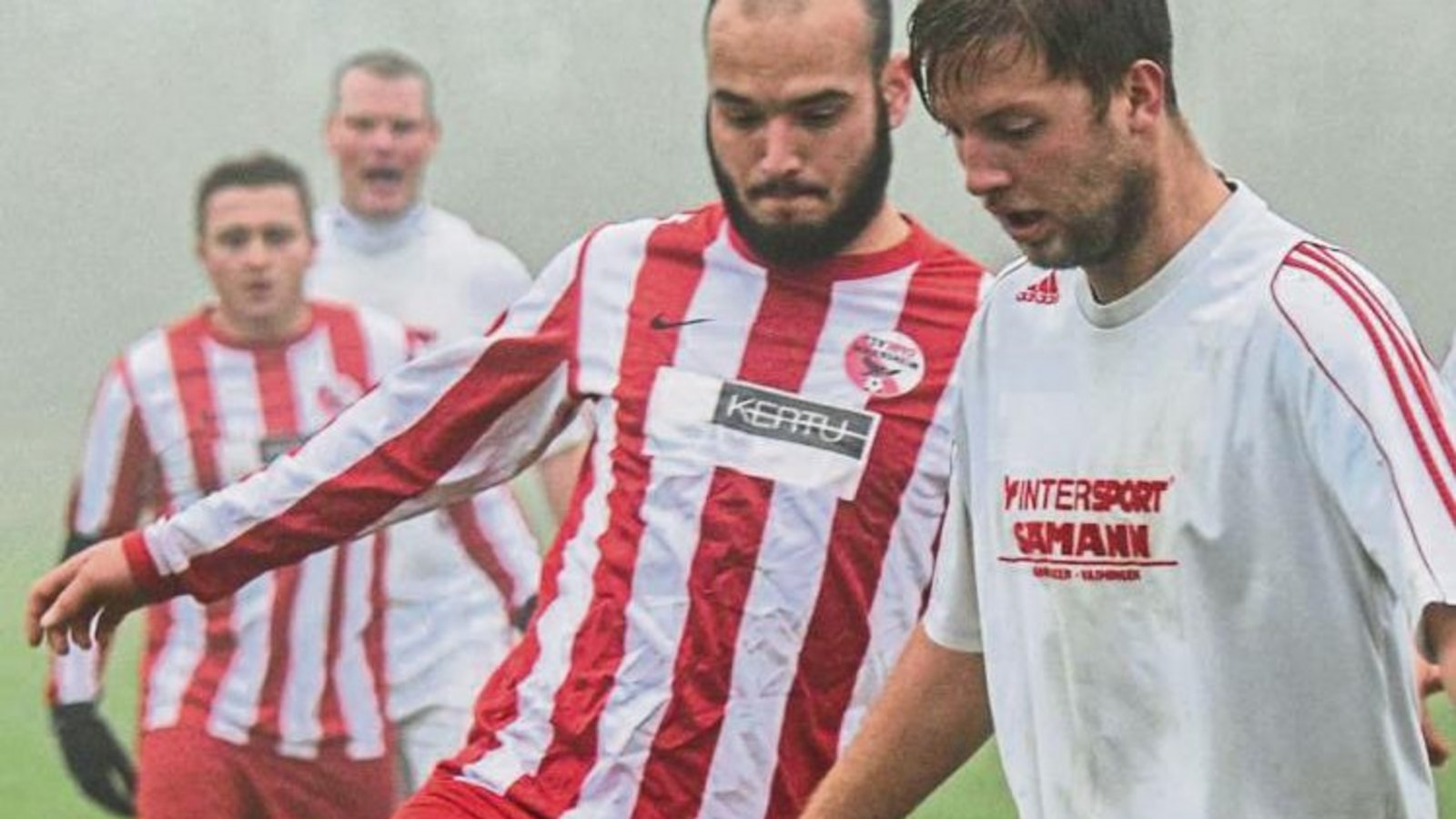 Thomas Kurfiß (rechts) und der TSV Großglattbach waren beim Tabellendritten TSV Wiernsheim keinesfalls unterlegen, verloren aber mit 0:2. Foto: Leitner Thomas Kurfiß (rechts) und der TSV Großglattbach waren beim Tabellendritten TSV Wiernsheim keinesfalls unterlegen, verloren aber mit 0:2. Foto: Leitner