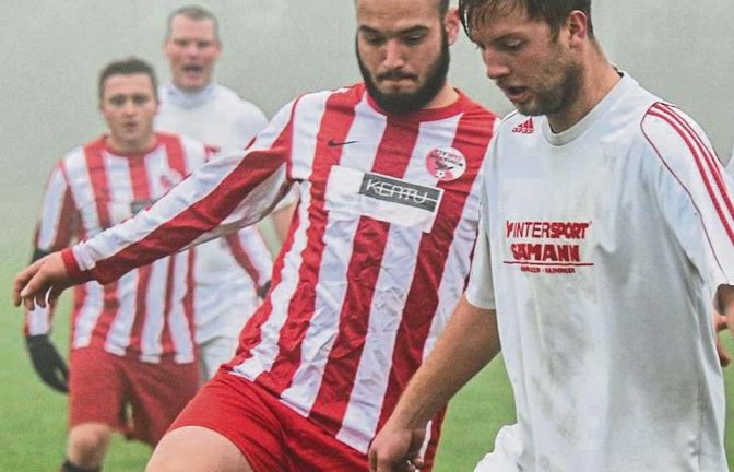 Thomas Kurfiß (rechts) und der TSV Großglattbach waren beim Tabellendritten TSV Wiernsheim keinesfalls unterlegen, verloren aber mit 0:2. Foto: Leitner