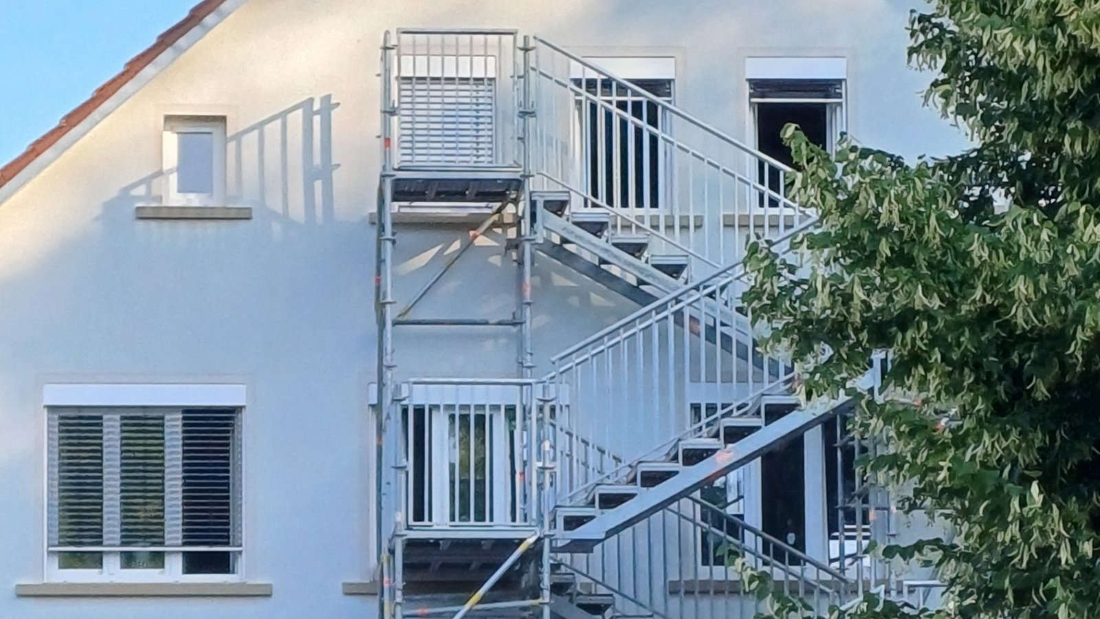 Der sogenannte Fluchtturm an der Auricher Grundschule ist eine Konsequenz aus einer Brandverhütungsschau.  Foto: Rücker